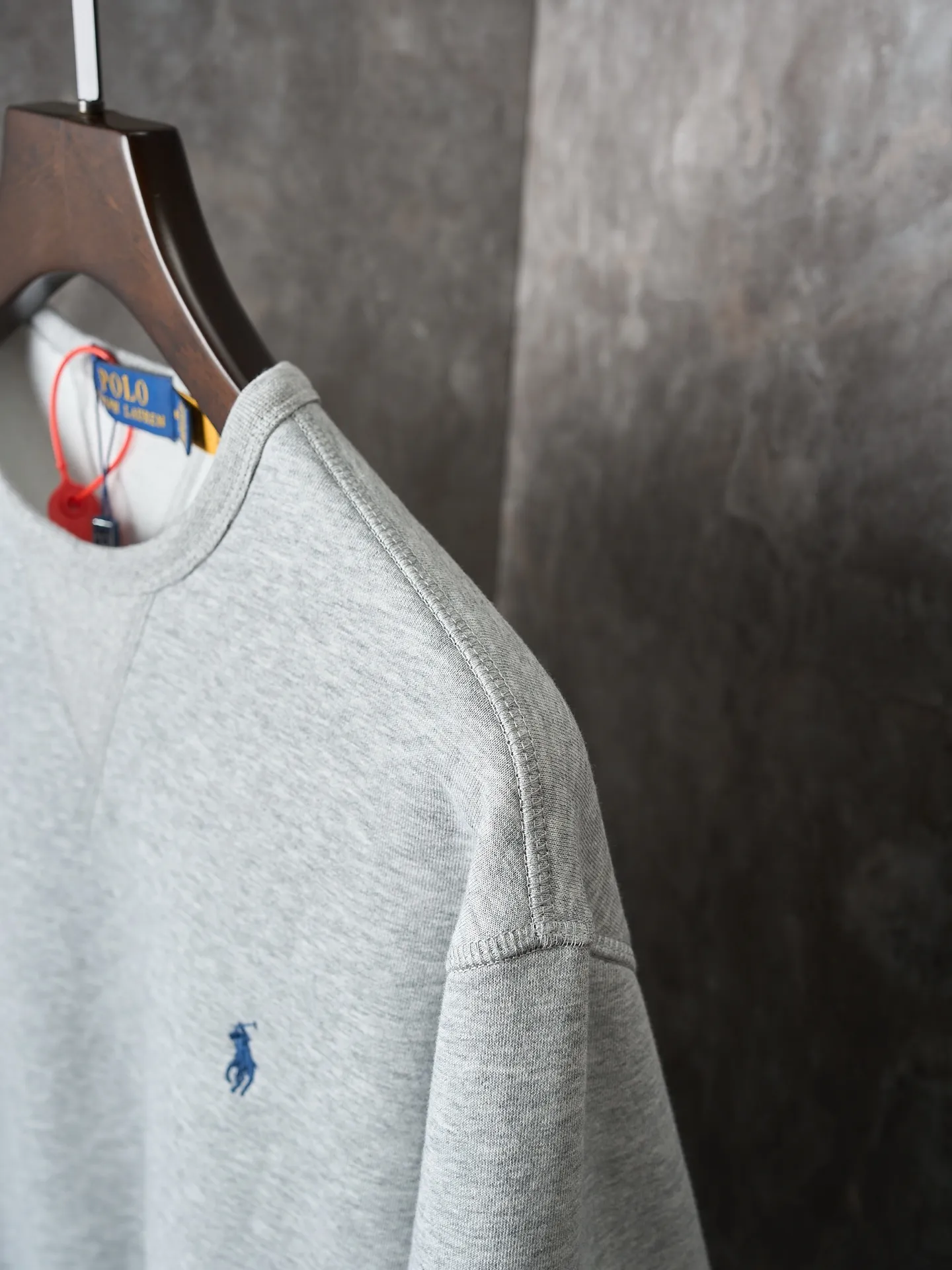 P290 Actual auction】Ralph Lauren/Ralph Lauren solid color pony logo embroidered round neck sweatshirt (grey) [Ready stock] S M L XL custom cloud-like honey cotton fleece sweatshirt material has a delicate feel and is comfortable and skin-friendly. It is based on matte gray and comes with a soft light filter. The exquisite indigo pony logo is embellished. It is highly recognizable. It has an atmosphere of freedom and vitality. A symphony of pure and smart colors. Use extreme simplicity to outline high-end silhouettes, become the smart focus of vision, and show taste in silence. Use imported machine embroidery technology. Use advanced computer control systems and precision mechanical components to achieve the iconic pony embroidery operation. High precision. The lines are smooth and delicate. Adopt Hasuo technology and use specific machines to sew. Hasuo has high fastness and adds visual effects. It is time-consuming and labor-intensive. The fabrics have been washed and have a better texture. They are not easy to deform and are not easy to shrink. Not easy to fade, maintain long-term beauty, and fit well.